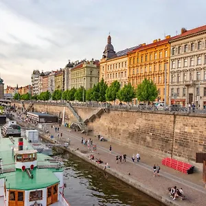 https://helen-homestay-u-hlavni-nadrazi-praha.praguehotelsweb.com